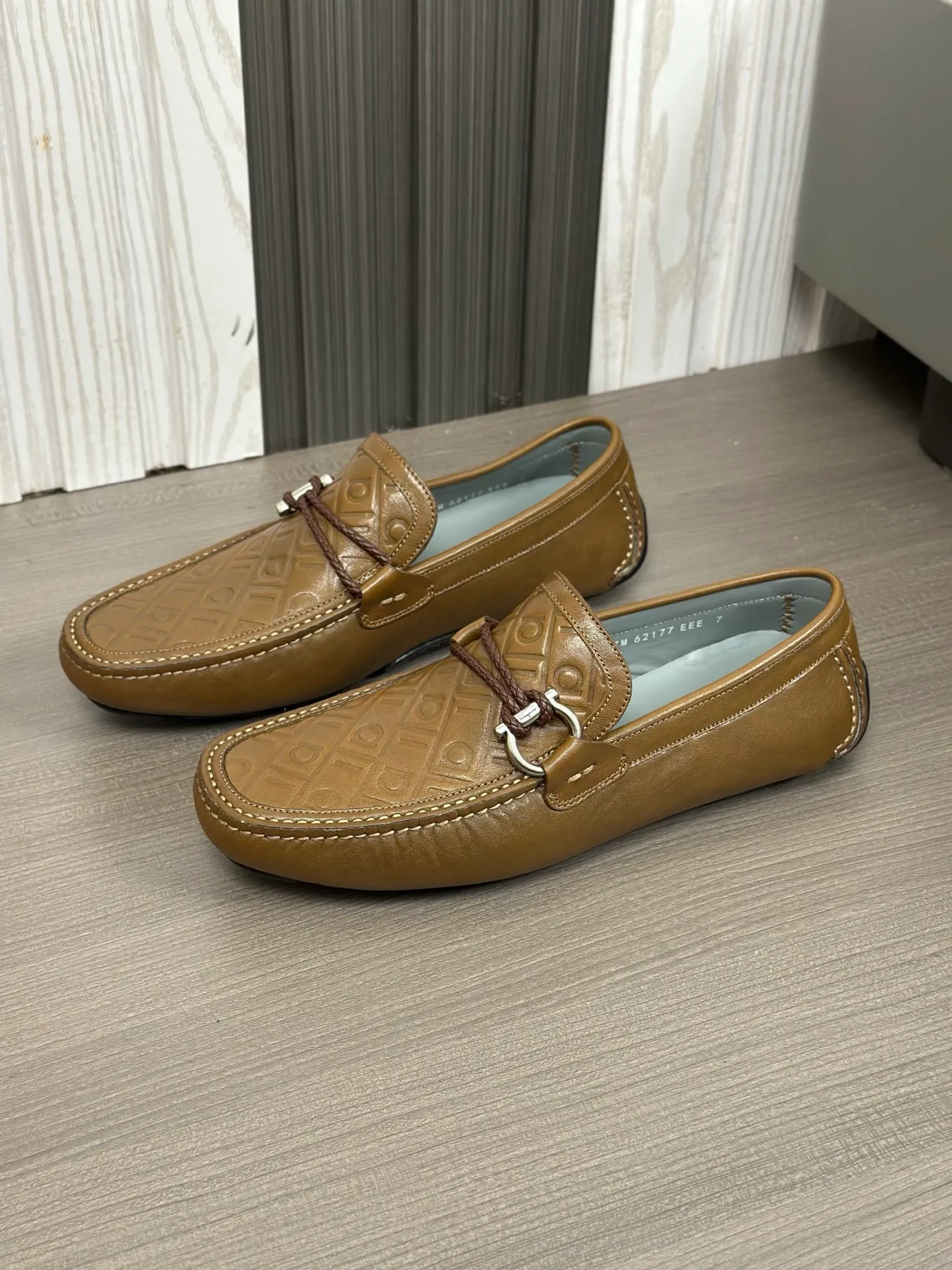Batch 840, original order quality, new counter model, Ferragamo handmade men's driving shoes, bean shoes, slip-on shoes, lazy shoes, exquisite hand-stitching, workmanship details comparable to counters, original rubber outsole, imported cowhide from Italy, pressed water corrugated water-dyed cowhide lining, 39-44 large quantities in stock (38, 45 custom-made, non-refundable)